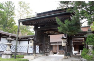 高野山の寺院「蓮華定院」。どちらも、幸村にまつわる宝物 などが収められている。