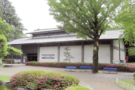 「上田市立博物館」上田城跡公園内にあり、真田、仙石、松平と続いた上田藩の歴史や、真田昌幸が着用した具足や肖像画などが展示されています。長野県上田市二の丸3ノ3、0268（22）1274