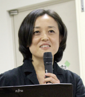 雑誌編集者・若菜晃子さんの基調講演。「地域の人が地元菓子を支える意識が必要。買い続けることが大事なんです」と力説しました