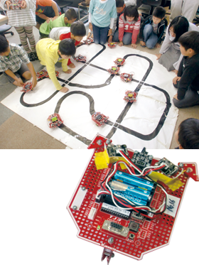 自分たちでプログラムを組んだロボットが線の上を走るのを見て、分団員たちは感激！