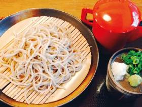 ★曽束農園「そば処ゆう悠」の手打ちそばセット（手打ち生麺+だしのセット3人前）。2700円