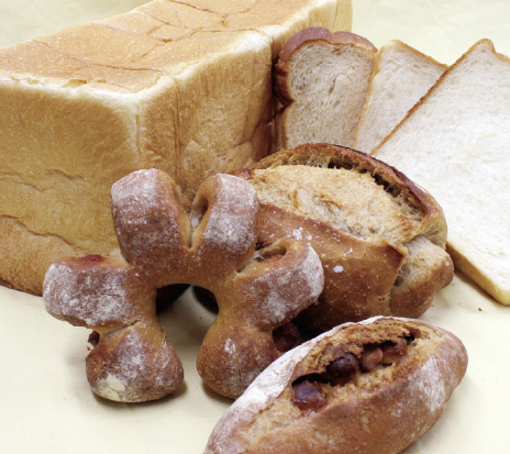 自家製天然酵母を使って、もっちりと焼き上げるパンが自慢のベーカリー。一番人気の食パン（1斤258円）は、モチッとした食感に、かめばかむほど小麦の味が感じられる逸品。ドイツ人もおいしいと認めるライ麦パン（小258円）をはじめ、常時100種類以上のパンが並びます。