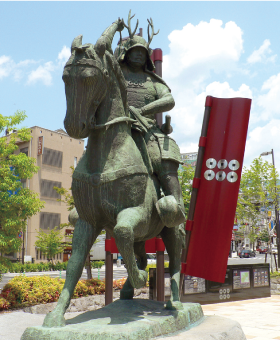 「真田幸村像」上田駅を出て、最初に目に飛び込んでくる騎馬像。幸村が、「小田原の役」で初陣を果たしたときの様子を再現しているそう。上田城築城400年を記念して寄贈されました長野県上田市天神0268（23）5408上田市観光課