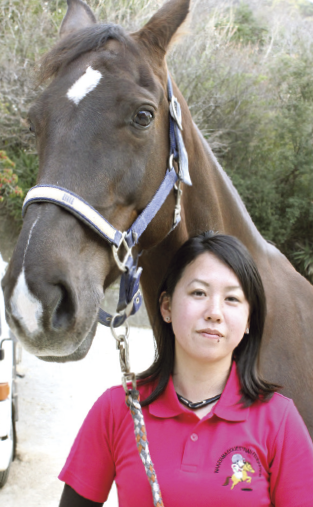 平原枝里香選手（29歳、グリーンオアシス所属）、モカ 第64回全日本障害馬術大会2012 中障害飛越競技A8位 長崎国体 成年女子　トップスコア8位 東京国体 成年女子　トップスコア3位