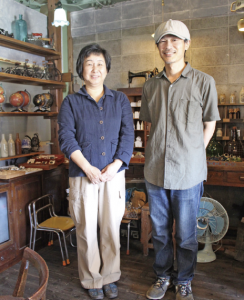 実行委員のメンバーである楠本智子さんと山田浩さん。山田さんが営むお店（まめきど・和歌山市塩屋）で撮影。こちらも昭和レトロな雰囲気がたっぷり