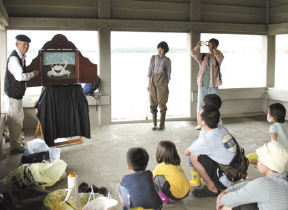 紙芝居を披露する和歌山語り部クラブの服部さん