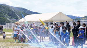 参加者一人一人が2回ずつ打ち上げました。水しぶきを上げて飛ぶロケットに感動！