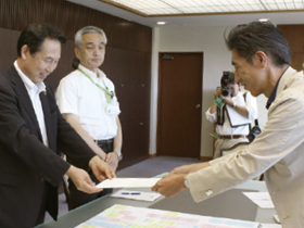 尾花市長に要望書を手渡す同会