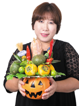 土谷千鶴さん野菜ソムリエ中級以上の資格を持ち、自らベジフルライフを実践しながらその魅力を広める活動をしている人に与えられる“アクティブ野菜ソムリエ”。ベジフルフラワーアーティスト・プロフェッサー資格もいち早く取得