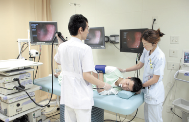 内視鏡検査実績は、全国でトップクラスの年間約1万9000件。最新のフルハイビジョン機器を導入していて、人間ドックの胃カメラ実施枠を1日25枠から30枠に拡大。