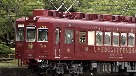 貴志川線開業100年の節目に、第4番目となる列車が登場。野球でいえばエース格のスターです。車両は紅梅、車内は白梅をイメージした“ザ・和風”。同社・水戸岡鋭治顧問が「ななつ星in九州」に対して、和歌山では「うめ星」をテーマに改装。細部までこだわったデザインは見応えあり。乗れば「うめ～」話が舞い込むかも。