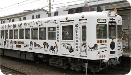 たま電車正面には耳とひげ、車両には101匹のたま名誉永久駅長が描かれています