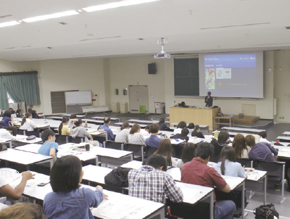 公開授業には約２００人の学生が参加