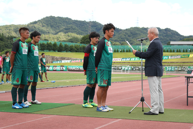 表彰を受けるキャプテンの白方淳也選手（10番）、副キャプテンの高瀬龍舞選手（8番）・鈴木翼選手（4番）・角島康介選手（9番）。