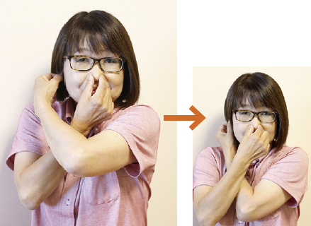 1.右手で鼻をつまみ、左手で右の耳たぶをつまみます。手の交差の前後を入れ替えて、もう一度つまみ直します。1、2、3と掛け声をかけてリズミカルに