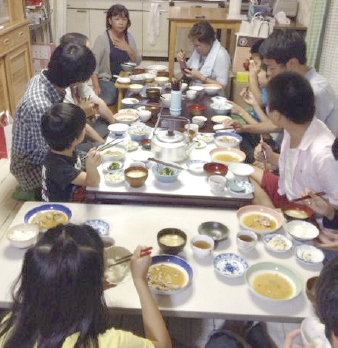 ボランティアと一緒に食事をする子どもたち