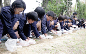 土盛りをする子どもたち