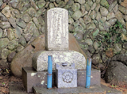 明治18（1885）年、梧陵の長年の願いだった欧米への視察途中、ニューヨークで永眠。その墓は、広川町の淡濃山（たんのうさん）の麓にあります。昭和13（1938）年に国の史跡に指定されました