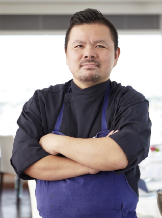 料理長 手島純也さん 山梨県生まれ。26歳で渡仏し、ステラマリスで吉野建に師事。平成19年9月、和歌山「オテル・ド・ヨシノ」料理長就任