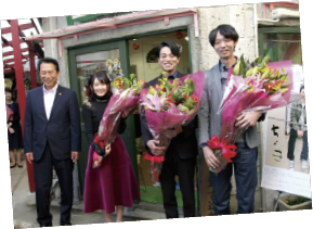 監督と出演者へ、尾花正啓市長による花束贈呈の様子