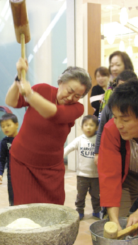 餅つきをする生前の和代さん