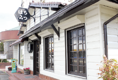 ハニカム（六角形）の形の看板が目印！店内に蜂蜜の良い香りがただよいます