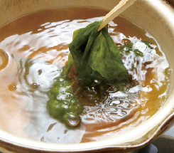 脇役の食材が主役に！！カツオやコンブだしで、生のヒロメを“しゃぶしゃぶ”すると、一瞬で鮮やかな緑色に変化。見て楽しく、味、香りが最もダイレクトに伝わる食べ方です。他の具材は野菜や魚などお好みで