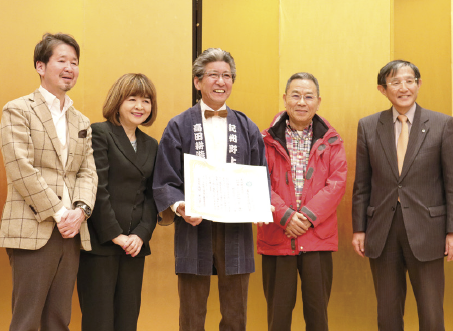 表彰式の様子。特別賞を受賞したコーゾーの髙田英生社長（中央）は、「受賞を励みに、これからも良い製品を作っていきたい」と話していました