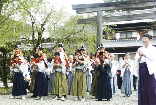 稚児の頭に神を降ろす神事が行われます