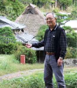 練り歩きの様子を説明する奥村会長