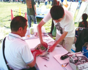 9月に行われた「紀州夢祭り」で、新聞紙を使ったマイトイレづくりを実演
