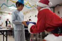 クリスマスプレゼントを贈呈（2枚の写真提供＝Osaka Great Santa Run）