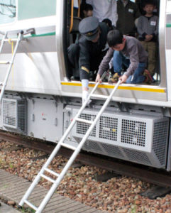 はしごを使った降車訓練の様子