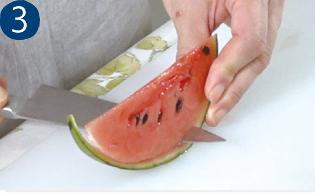 皮に沿ってナイフを入れます。皮と果実は完全に切り離さず、3分の1は残したままに