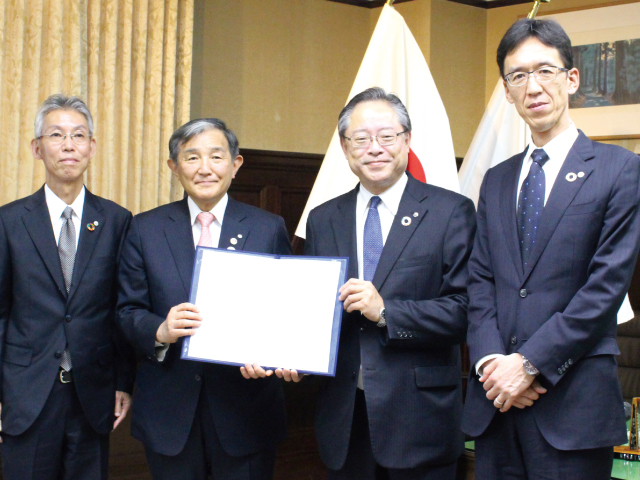 和歌山県庁で行われた調印式。左から2人目が仁坂吉伸知事、その右隣が城南信用金庫の川本恭治理事長
