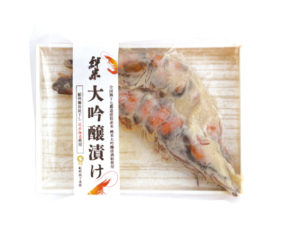 紀州高下水産が開発した「絆舞大吟醸漬け」天然マダイ(上)と足赤エビ