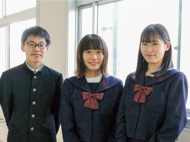 左から坂本大知さん、松尾遙香さん、赤山未留さん（それぞれ中学3年生）