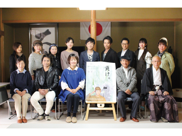 宇賀部神社で舞台公演の記者会見が行われました。公演関係者と小野田典生宮司