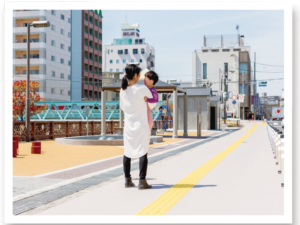 京橋親水公園に隣接する道幅が広がった歩道