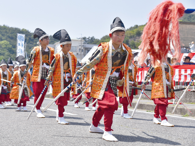 「雑賀踊」の一つ「笹羅(ささら)踊」。笹の先をこすり合わせて音を出します