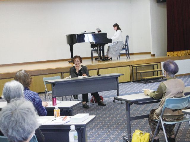 「唱歌の学校」では、ピアニスト宮井愛子さん伴奏のもと参加者を指導