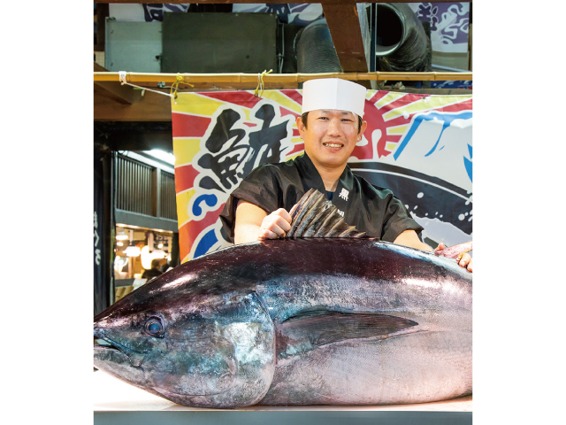  和歌山マリーナシティ・黒潮市場マグロ解体師の静川太郎さん