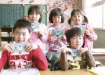 新小学１年生に交通安全手帳を配布 ルールを守って楽しく通学