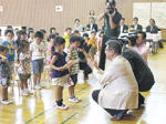 和歌山キワニスクラブが海南市の幼稚園・保育所へ 絵本と本箱を寄贈