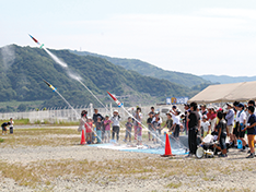 毎年恒例の水ロケットコンテスト オープン参加で72人が集まる