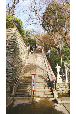 寺や神社の石段、上りきったときの爽快感 頂上目指し、一段一段に幸せを祈願 膝下の疲れには、太ももの筋肉を意識するのがポイント