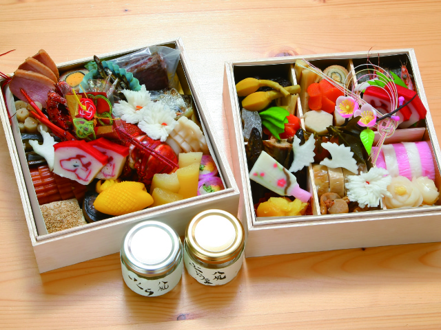 二段重には豪華な食材がぎっしり詰まっています