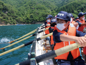 協調性を養い、達成感も得られた若狭湾でのカッター(手こぎボート)体験