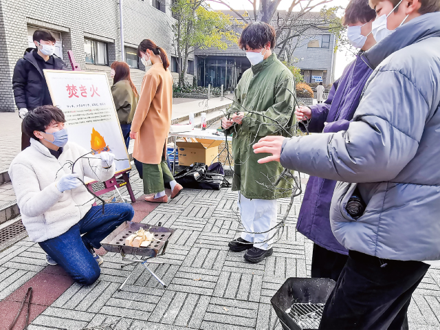 大学構内の防災体験イベントでは、防災カードゲームやロープワーク演習、火起こし体験などを学生たちにしてもらいました