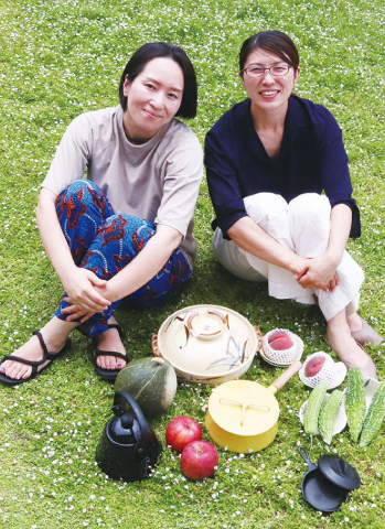 楽しみながら準備を進める庄田さん㊧と中嶋さん